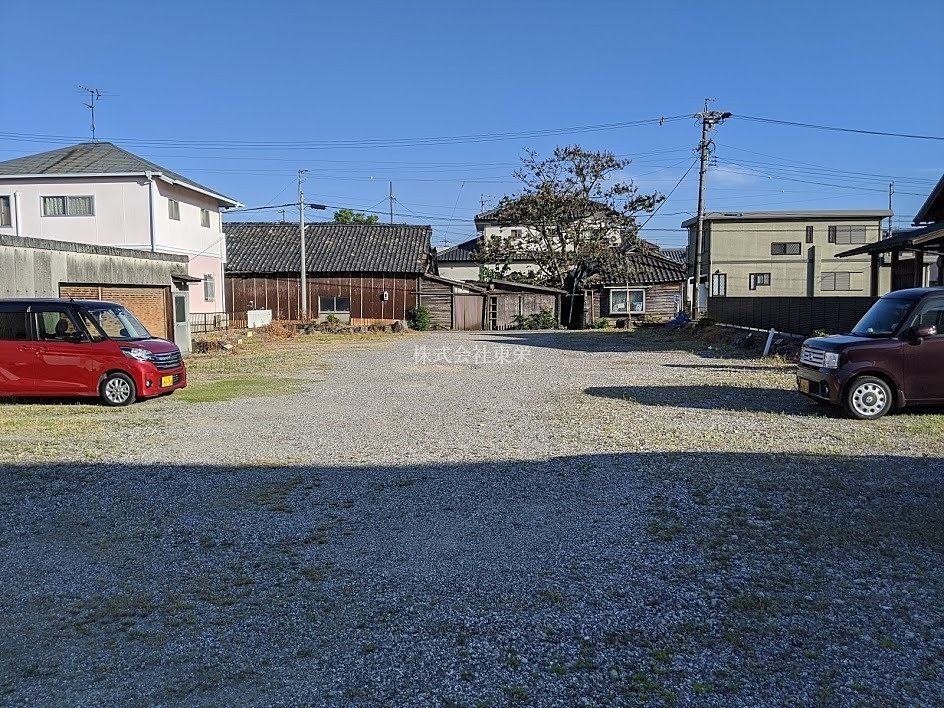 西尾市米津向山の駐車場です。敷地が奥まであるためゆったりしています。