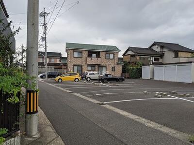 アスファルト舗装の駐車場です