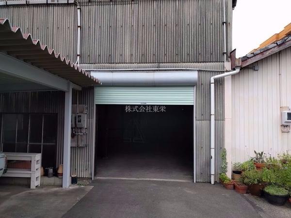 シャッターは横約2.8m×高さ約2.6m